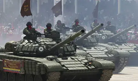 Wenezuelscy żołnierze i milicjanci na ćwiczeniach — Caracas przygotowuje plany 'przedłużonego oporu' i działania wywołujące chaos w razie ewentualnej interwencji wojskowej.