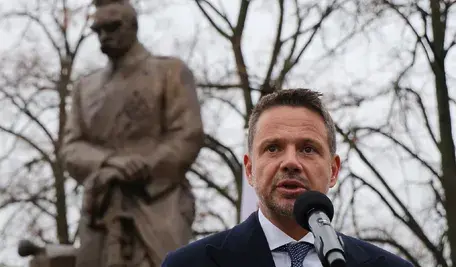 Obchody Narodowego Święta Niepodległości. Prezydent m.st. Warszawy Rafał Trzaskowski przemawia przed pomnikiem marszałka Józefa Piłsudskiego przy Belwederze w Warszawie, 11 bm. (aldg)