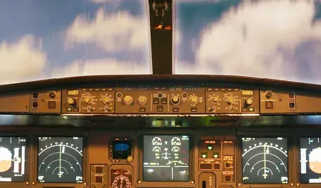 Samolot Airbus A320 linii Avion Express stojący na płycie lotniska, w tle obsługa naziemna; linia potwierdziła przypadek pilota z fałszywymi uprawnieniami, listopad 2025.