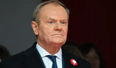 Na zdjęciu Donald Tusk. Dziś opublikowano rozporządzenie Rady Ministrów, które wprowadza istotne zmiany dotyczące przydziału mieszkań osobom pełniącym funkcje kierownicze w rządzie. Premier podpisał dokument, zgodnie z którym wiceprezesi Rady Ministrów oraz ministrowie będą mogli nieodpłatnie korzystać z lokali, opłacanych z budżetu państwa. Nowe przepisy wejdą w życie po upływie siedmiu dni od dnia ogłoszenia