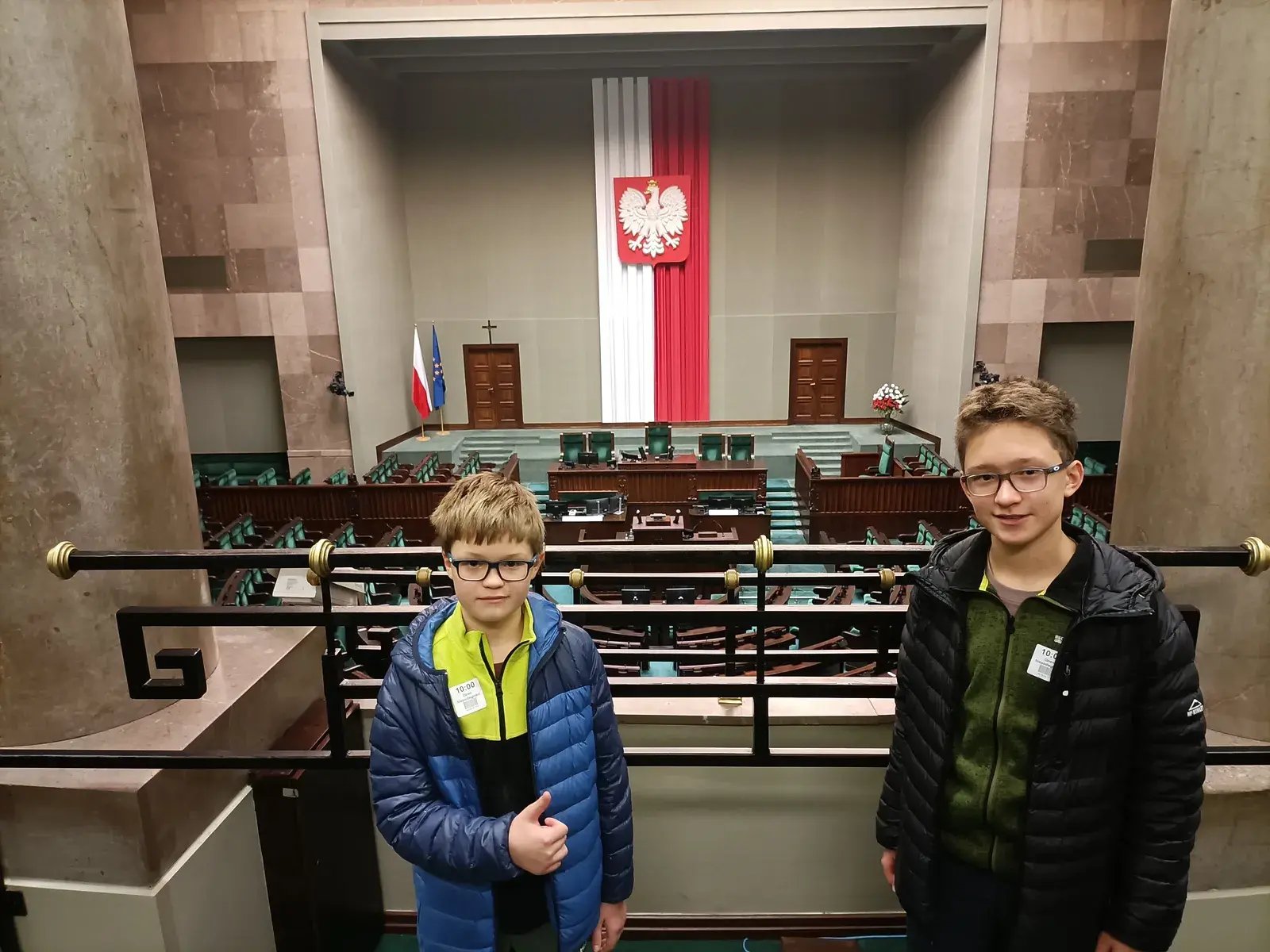 Zdjęcie chłopców w polskim Sejmie