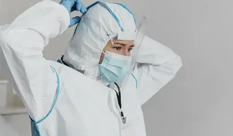 Lekarz w kostiumie ochronnym. W Niemczech wykryto dziką formę wirusa polio typu 1 (WPV1) w próbce ścieków – to pierwszy taki przypadek w kraju od ponad 30 lat i pierwszy w Europie od 2010 roku. Doniesienia wzbudziły niepokój, choć eksperci uspokajają, że ryzyko dla zdrowia mieszkańców jest bardzo niskie dzięki wysokiemu poziomowi wyszczepienia społeczeństwa oraz szybkiemu wykrywaniu zagrożenia dzięki niemieckiemu systemowi monitorowania ścieków.