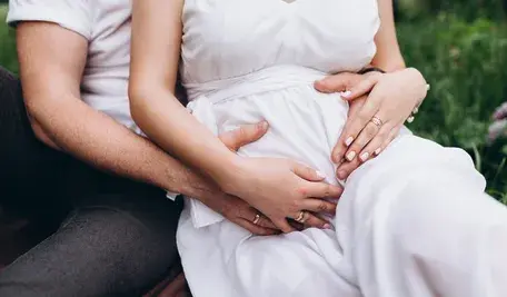 Na zdjęciu para, mężczyzna i kobieta w ciążym. Europejski Trybunał Praw Człowieka (ETPC) uznał, że Polska naruszyła artykuł 8 Europejskiej Konwencji Praw Człowieka, który gwarantuje prawo do poszanowania życia prywatnego i rodzinnego. Wyrok dotyczy sprawy mieszkanki Krakowa, która z powodu choroby genetycznej płodu wykonała aborcję w Holandii, bo od 2020 roku w Polsce nie mogła przeprowadzić takiego zabiegu legalnie.