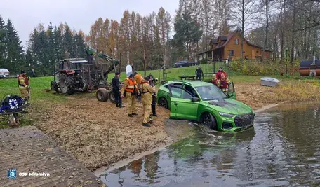 To miał być zwykły listopadowy wieczór nad jeziorem, ale zakończył się bardzo kosztownie. W miejscowości Winiec (gm. Miłomłyn) do jeziora Bartężek stoczyło się nowe Audi Q5 Sportback. Auto spędziło w wodzie całą noc, zanim strażakom udało się je wydobyć. Na szczęście nikt nie ucierpiał, ale rachunek za czyszczenie i naprawę samochodu z pewnością nie będzie mały.