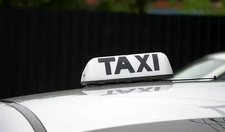 Taksówka stojąca na nocnej ulicy