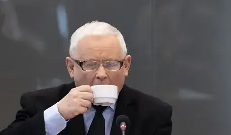 Prawdziwy GOAT i Sigma Jarosław Kaczyński prezes PiS popija sobie kawkę podczas przesłuchania komisji śledczej zaraz po tym, jak zaorał polityków koalicji rządzącej
