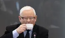 Prawdziwy GOAT i Sigma Jarosław Kaczyński prezes PiS popija sobie kawkę podczas przesłuchania komisji śledczej zaraz po tym, jak zaorał polityków koalicji rządzącej
