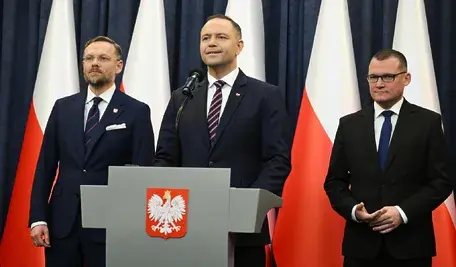 Warszawa, 12.11.2025. Prezydent RP Karol Nawrocki (C), szef Gabinetu Prezydenta RP Paweł Szefernaker (P) i szef KPRP Zbigniew Bogucki (L) podczas konferencji prasowej, 12 bm. w Pałacu Prezydenckim w Warszawie. Prezydent zapowiedział, że odmawia nominacji 46 sędziów. (mr) PAP/Radek Pietruszka