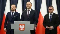 Warszawa, 12.11.2025. Prezydent RP Karol Nawrocki (C), szef Gabinetu Prezydenta RP Paweł Szefernaker (P) i szef KPRP Zbigniew Bogucki (L) podczas konferencji prasowej, 12 bm. w Pałacu Prezydenckim w Warszawie. Prezydent zapowiedział, że odmawia nominacji 46 sędziów. (mr) PAP/Radek Pietruszka