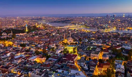 Widok na Stambuł z lotu ptaka, zdjęcie ilustracyjne do tekstu o tym, iż Podczas wakacji w Stambule doszło do dramatycznej sytuacji, w której zmarła matka i dwójka jej dzieci, prawdopodobnie na skutek zatrucia pokarmowego. Ojciec rodziny walczy o życie na oddziale intensywnej terapii