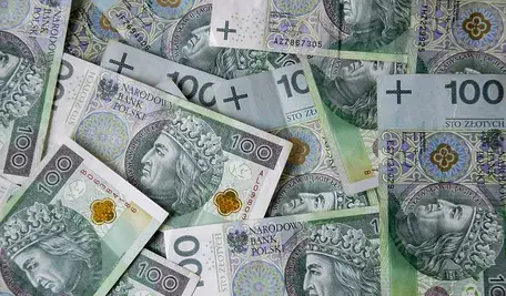 Rozsypane polskie banknoty o nominale 100 złotych.