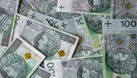 Rozsypane polskie banknoty o nominale 100 złotych.