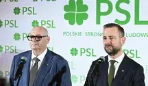 Piotr Zgorzelski i Władysław Kosiniak-Kamysz przemawiają przy mikrofonach podczas konferencji prasowej PSL, na tle tablicy z logo Polskiego Stronnictwa Ludowego.