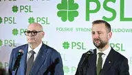 Piotr Zgorzelski i Władysław Kosiniak-Kamysz przemawiają przy mikrofonach podczas konferencji prasowej PSL, na tle tablicy z logo Polskiego Stronnictwa Ludowego.