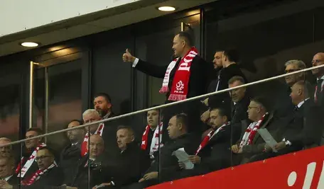 Karol Nawrocki na trybunach Stadionu Narodowego - pod zdjęciem pojawiły się groźby wobec niego