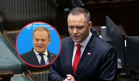 Karol Nawrocki w garniturze przemawia w sali sejmowej, stojąc przy mównicy. W lewym rogu dodano okrągłą grafikę przedstawiającą Donalda Tuska mówiącego przy mikrofonie na tle niebieskiej planszy.