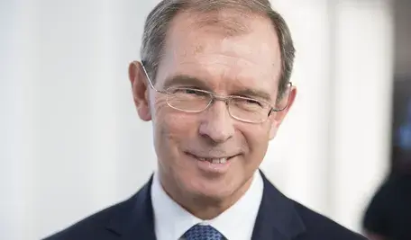 Partia Nowa Polska oficjalnie trafiła do rejestru ugrupowań politycznych. Jej liderzy przedstawiają ją jako formację powstałą z inicjatywy samorządowców i deklarują chęć wypełnienia przestrzeni pomiędzy PiS a KO. Przy bliższym spojrzeniu okazuje się jednak, że wśród jej trzonu dominują osoby związane od lat z szeregiem centrowo-liberalnych środowisk politycznych.