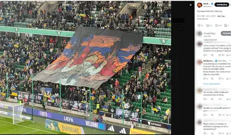 Oprawa kibiców Ukrainy podczas meczu w Warszawie. Antyrosyjska sektorówka nie przeszkadzała policji