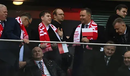 Prezydent RP Karol Nawrocki (C-P) z synem Antonim (C-P) na trybunach przed meczem eliminacyjnym piłkarskich mistrzostw świata z Holandią, 14 bm. w Warszawie. (gj) PAP/Piotr Nowak