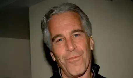Jeffrey Epstein na archiwalnej fotografii, którego ujawniony e-mail komentuje teorie spiskowe dotyczące katastrofy smoleńskiej