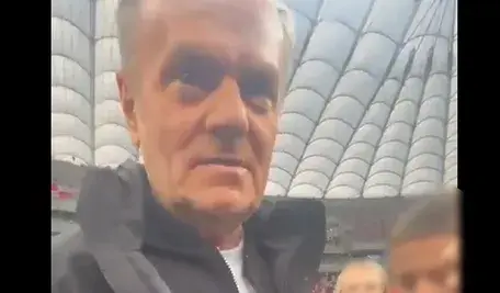 Donald Tusk pozazdrościł Nawrockiemu i zaprosił uczniów na pizzę. Zdjęcie zrobione na stadionie premier w akcyjnej kurtce.