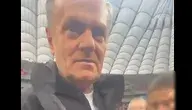 Donald Tusk pozazdrościł Nawrockiemu i zaprosił uczniów na pizzę. Zdjęcie zrobione na stadionie premier w akcyjnej kurtce.