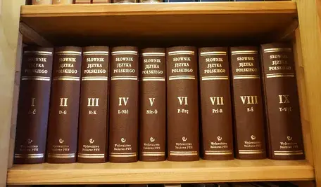 Już od 1 stycznia 2026 roku polska ortografia przejdzie największą od lat reformę. Rada Języka Polskiego wprowadza 11 nowych zasad pisowni, które – choć budzą emocje – mają uporządkować i ułatwić stosowanie języka w praktyce. Co istotne, do 2030 roku obowiązywać będą jednocześnie stare i nowe zasady, by każdy miał czas do zmian się przyzwyczaić.