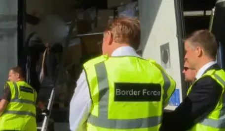 Minister spraw wewnętrznych Wielkiej Brytanii Shabana Mahmood przedstawia plan zaostrzenia przepisów azylowych na konferencji prasowej w Londynie