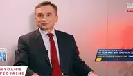 Zbigniew Ziobro w garniturze siedzi w studiu telewizyjnym podczas programu na żywo