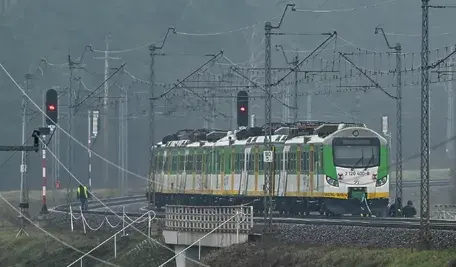 Do groźnej sytuacji doszło na linii kolejowej Warszawa–Lublin, gdzie – jak ustalił nieoficjalnie reporter RMF FM Krzysztof Zasada – trzy pociągi przejechały przez fragment toru, z którego brakowało metra jednej z szyn. Według dotychczasowych ustaleń, element infrastruktury został usunięty przy użyciu ładunku wybuchowego.