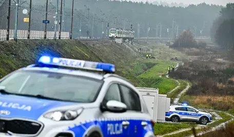 Mika (pow. garwoliński), 17.11.2025. Działania służb przy zniszczonym fragmencie torowiska na trasie Dęblin-Warszawa przy stacji kolejowej w okolicy miejscowości Mika, 17 bm. Premier Donald Tusk ogłosił, że doszło do aktu dywersji; eksplozja ładunku wybuchowego zniszczyła tor kolejowy. (jm) PAP/Przemysław Piątkowski