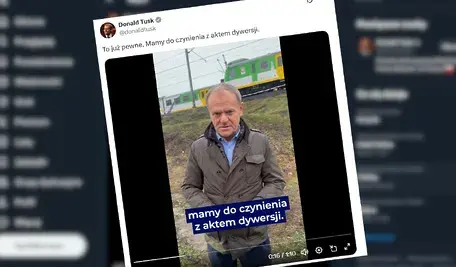 Donald Tusk po dwóch dniach w końcu przybył na miejsce sabotażu. Założył akcyjną kurteczkę i chodzi po torach.