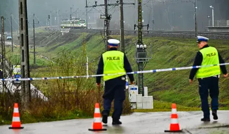 Działania służb przy zniszczonym fragmencie torowiska na trasie Dęblin-Warszawa przy stacji kolejowej w okolicy miejscowości Mika, 17 bm. Premier Donald Tusk ogłosił, że doszło do aktu dywersji; eksplozja ładunku wybuchowego zniszczyła tor kolejowy. (jm) PAP/Przemysław Piątkowski ***Do tego materiału zdjęciowego dostępna jest również depesza w systemie CSI, pt.: Premier: na trasie Warszawa-Lublin (wieś Mika) doszło do aktu dywersji (krótka)***