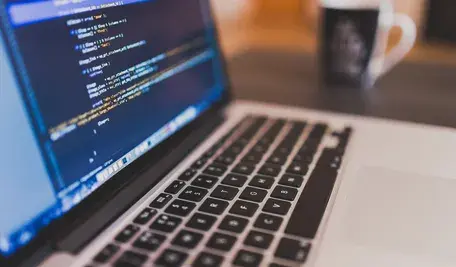 Awaria usług Cloudflare, która spowodowała problemy z działaniem wielu popularnych stron internetowych, w tym platform takich jak ChatGPT i Microsoft Azure, oraz wzrost zainteresowania tematem w Polsce