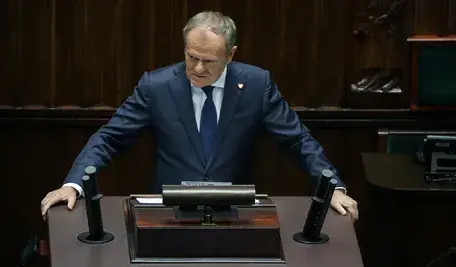 Donald Tusk w kontekście rosnącego sprzeciwu mieszkańców wobec planów budowy wiatraków w Polsce.