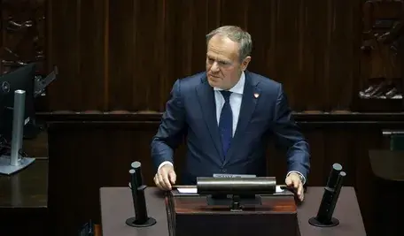 Warszawa, 18.11.2025. Premier Donald Tusk na mównicy w Sejmie, 18 bm. Sejm będzie pracować nad projektem ustawy ws. likwidacji CBA, projektem dot. asystencji osobistej oraz ws. zwiększenia bezpieczeństwa na Bałtyku. (ad) PAP/Tomasz Gzell