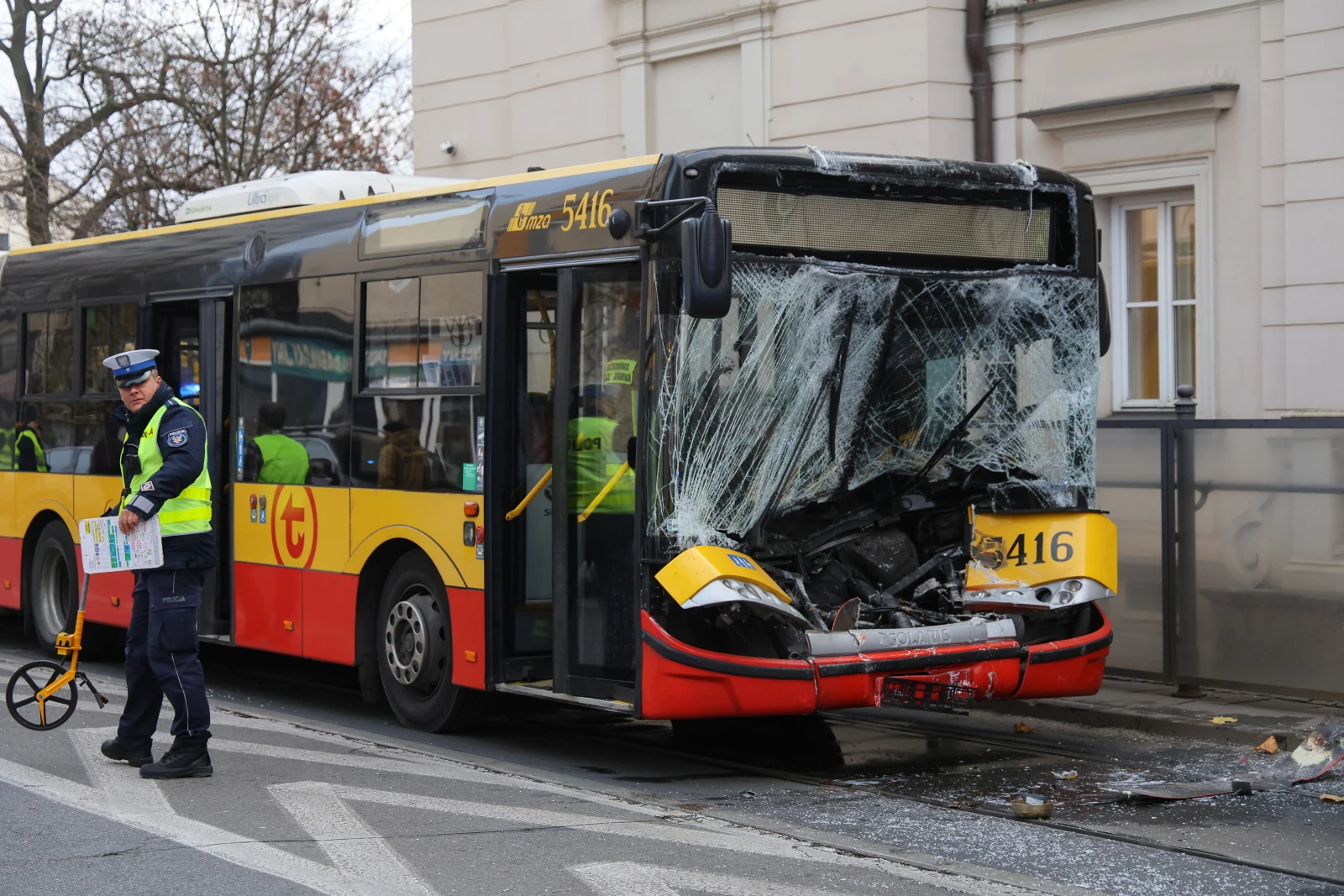 Poważny wypadek z udziałem tramwaju i dwóch autobusów w Warszawie. Kilkanaście osób rannych