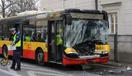 Miejsce zderzenia dwóch tramwajów i autobusu na alei Solidarności w Warszawie, 18 bm. W wyniku tego zdarzenia poszkodowanych zostało 15 osób, które są badane w karetkach będących na miejscu. (ad) PAP/Rafał Guz ***Do tego materiału zdjęciowego dostępna jest również depesza w systemie CSI, pt.: Warszawa/ Zderzenie tramwajów i autobusu na alei Solidarności.