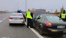 Gdańscy policjanci zatrzymali 22-letniego obywatela Ukrainy, który w minioną niedzielę próbował uniknąć kontroli drogowej, a w trakcie ucieczki naruszył szereg przepisów ruchu drogowego. To nie pierwszy raz, kiedy młody kierowca próbował uciec przed mundurowymi – tym razem jednak konsekwencje są wyjątkowo surowe.