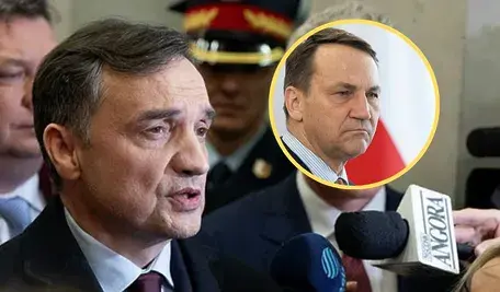 Na pierwszym planie widać Zbigniewa Ziobrę, otoczonego przez dziennikarzy. W prawym górnym rogu umieszczono okrągłe zdjęcie Radosława Sikorskiego w garniturze na tle biało-czerwonych barw.