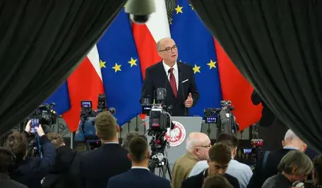 Włodzimierz Czarzasty, nowy marszałek Sejmu, nie będzie reprezentował polskiego parlamentu na arenie międzynarodowej – ustalił reporter RMF FM Kacper Wróblewski. Powód nie ma nic wspólnego z protokołem dyplomatycznym ani podziałem obowiązków w koalicji. Jak mówią politycy Lewicy, jest znacznie bardziej przyziemny: