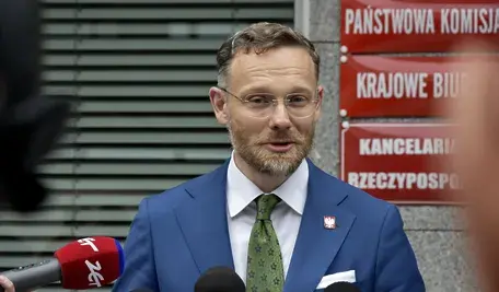 Zbigniew Bogucki, szef Kancelarii Prezydenta ujawnił, że Głowa Państwa poznała szczegóły ataku na polskie tory w taki sam sposób, jak opinia publiczna.