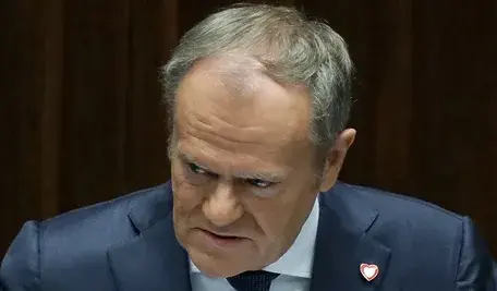 Premier Donald Tusk w Sejmie, 18 bm. Sejm będzie pracować nad projektem ustawy ws. likwidacji CBA, projektem dot. asystencji osobistej oraz ws. zwiększenia bezpieczeństwa na Bałtyku. Twarz wykrzywiona w grymasie nienawiści a na klapie puste serduszko
