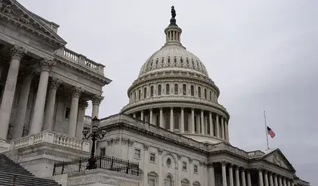 Kongres USA przyjmuje ustawę nakazującą ujawnienie dokumentów dotyczących Jeffreya Epsteina, oczekującą na podpis prezydenta