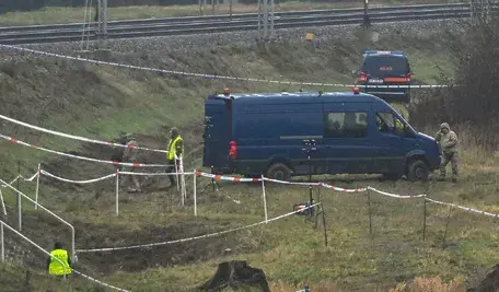 Działania służb przy zniszczonym fragmencie torowiska na trasie Dęblin-Warszawa przy stacji kolejowej Mika