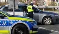 Policjanci podczas kontroli drogowej sprawdzają samochód w ramach akcji Znicz