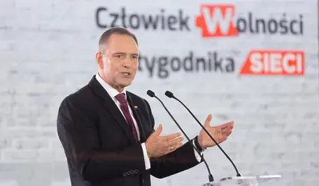 Na zdjęciu prezydent Karol Nawrocki na gali tygodnika Sieci. Tekst opisuje możliwy restart w stosunkach pomiędzy Polską a Ukrainą. Dokonuje go prezydent Karol Nawrocki, wdrażając asertywną politykę wobec Kijowa. Na łamach najnowszego wydania tygodnika „Sieci” Piotr Gursztyn analizuje strategię Pałacu Prezydenckiego wobec ekipy Wołodymyra Zełenskiego.