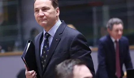 Podczas wizyty w Brukseli Radosław Sikorski zapowiedział przekazanie 100 mln dolarów na zakup amerykańskiej broni dla Ukrainy w ramach programu Prioritized Ukraine Requirements List. Środki mają pochodzić bezpośrednio z budżetu polskiego MSZ.