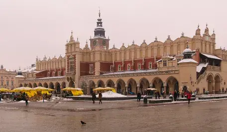 Panorama Krakowa z widocznym centrum miasta, przedstawiająca obszar, który mierzy się obecnie ze spadkiem zapotrzebowania na biura i zmianami na rynku pracy