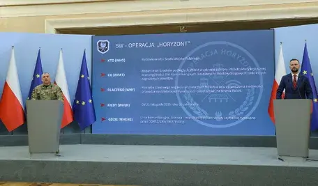 Warszawa, 19.11.2025. Wicepremier, minister obrony narodowej Władysław Kosiniak-Kamysz (P) oraz szef Sztabu Generalnego Wojska Polskiego gen. Wiesław Kukuła (L) na konferencji prasowej w KPRM w Warszawie, 19 bm. W związku z ostatnimi incydentami na kolei ogłoszono aktywację operacji wojskowej "Horyzont". (mr)